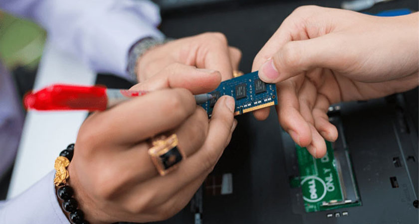những điều cần biết khi đi sửa laptop - ký tên lên linh kiện